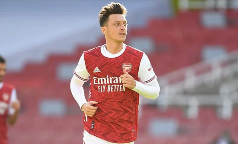 giroud-he-lo-doi-hinh-dong-doi-trong-mo-arsenal-gop-mat-hai-cai-ten